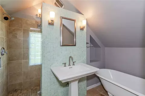 Bath - 2829 Kenview Ave, Dayton, OH 45420 photo 5 of 10