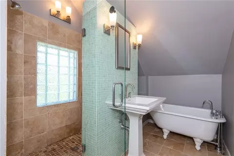 Bath - 2829 Kenview Ave, Dayton, OH 45420 photo 9 of 10