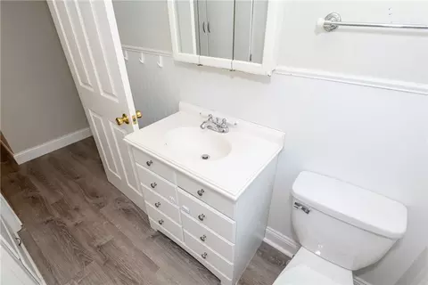 Bath - 2829 Kenview Ave, Dayton, OH 45420 photo 3 of 10