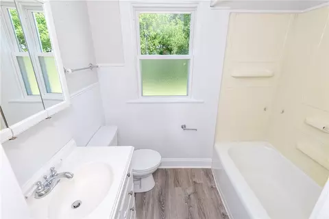 Bath - 2829 Kenview Ave, Dayton, OH 45420 photo 2 of 10