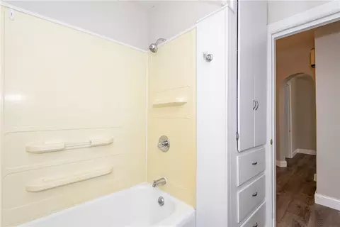 Bath - 2829 Kenview Ave, Dayton, OH 45420 photo 4 of 10
