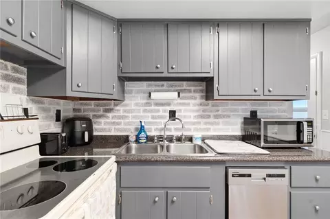 Kitchen - 2330 Southlea Dr, Dayton, OH 45459 photo 1 of 2