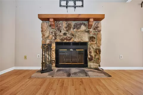 Living - 2070 Foxknoll Dr, Centerville, OH 45458 photo 6 of 8