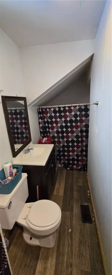 Bath - 910 Pine St, Springfield, OH 45505 photo 2 of 3