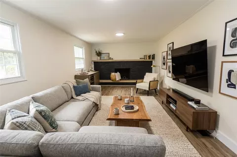 Living - 2943 Imperial Blvd, Springfield, OH 45503 photo 4 of 6
