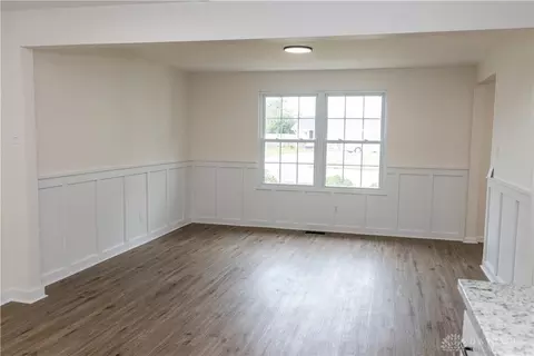 Living - 2943 Imperial Blvd, Springfield, OH 45503 photo 3 of 6