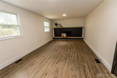 Living - 2943 Imperial Blvd, Springfield, OH 45503 photo 5 of 6