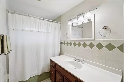 Bath - 801 Cushing Ave, Kettering, OH 45429 photo 1 of 4