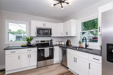 Kitchen - 1000 Mount Joy St, Springfield, OH 45505 photo 2 of 7