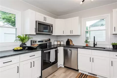 Kitchen - 1000 Mount Joy St, Springfield, OH 45505 photo 6 of 7