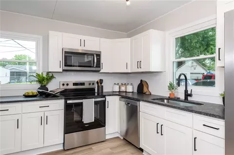 Kitchen - 1000 Mount Joy St, Springfield, OH 45505 photo 3 of 7