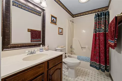 Bath - 4746 Bolin Ave, Springfield, OH 45502 photo 3 of 5