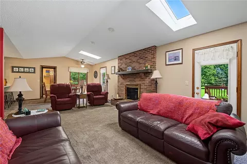 Living - 4746 Bolin Ave, Springfield, OH 45502 photo 3 of 3