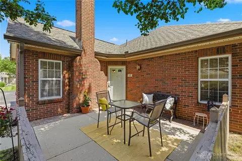 127 Edinburgh Village Dr, Centerville, OH 45458