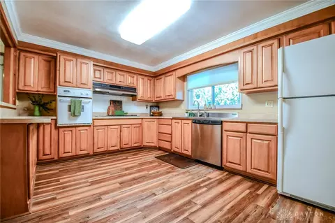 Kitchen - 101 Laurelann Dr, Kettering, OH 45429 photo 3 of 4
