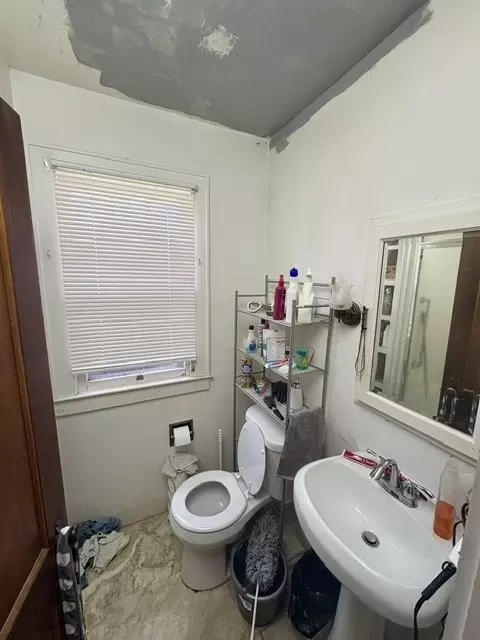 Bath - 209 Roseland Ave, Springfield, OH 45503 photo 1 of 2