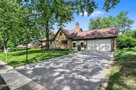 Exterior - 272 Maple Ave, Centerville, OH 45459 photo 4 of 9