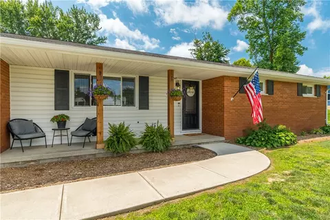 180 Floral Acres Dr, Tipp City, OH 45371