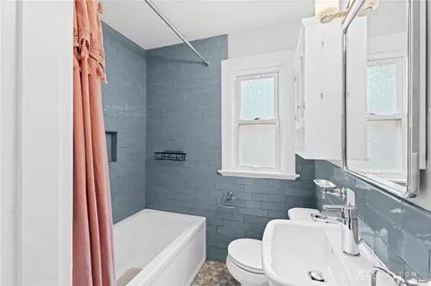 Bath - 345 Durrell Ave, Cincinnati, OH 45215 photo 1 of 2