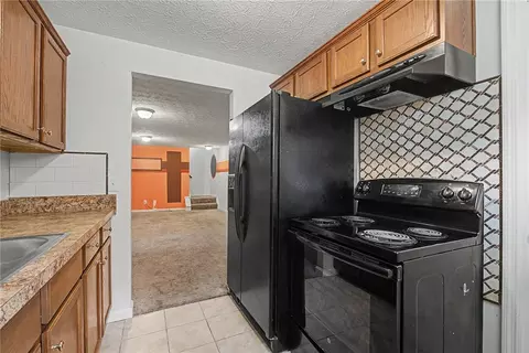 Kitchen - 35 Louise Dr, Springboro, OH 45066 photo 6 of 8