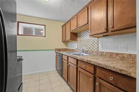 Kitchen - 35 Louise Dr, Springboro, OH 45066 photo 7 of 8