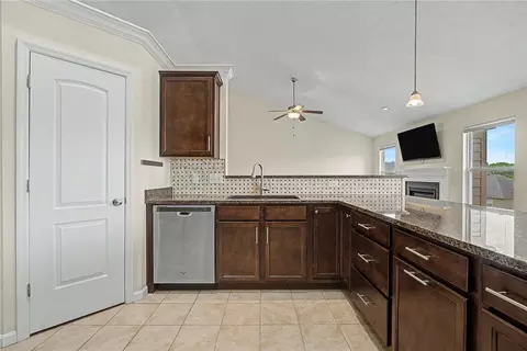 Kitchen - 35 Louise Dr, Springboro, OH 45066 photo 4 of 8