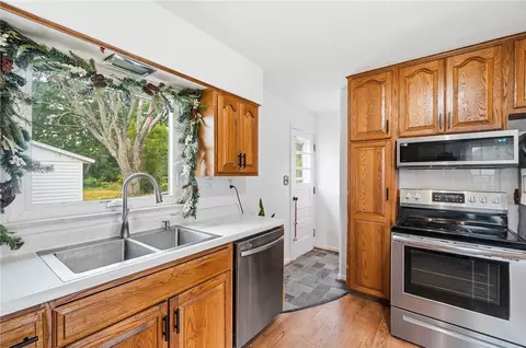 Kitchen - 719 Lawnview Ave, Springfield, OH 45505 photo 7 of 7