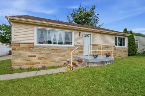 Exterior - 719 Lawnview Ave, Springfield, OH 45505 photo 3 of 11