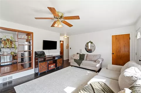 Living - 719 Lawnview Ave, Springfield, OH 45505 photo 1 of 2