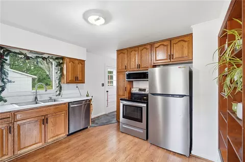 Kitchen - 719 Lawnview Ave, Springfield, OH 45505 photo 5 of 7