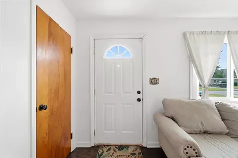 Entry Way - 719 Lawnview Ave, Springfield, OH 45505 photo 1 of 2