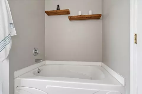 Bath - 70 E Long Meadow Dr, Springboro, OH 45066 photo 4 of 6