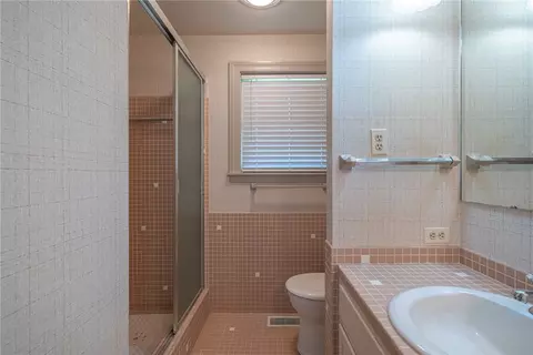 Bath - 6382 Seton Hill St, Centerville, OH 45459 photo 3 of 4