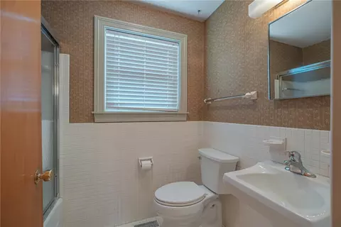 Bath - 6382 Seton Hill St, Centerville, OH 45459 photo 2 of 4