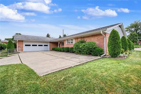 6301 Blossom Park Dr, West Carrollton, OH 45449