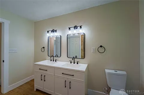Bath - 1440 Selma Rd, Springfield, OH 45505 photo 2 of 4