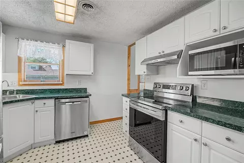 Kitchen - 812 Kenosha Rd, Kettering, OH 45429 photo 4 of 6