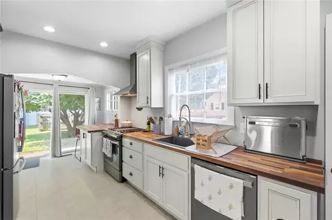 Kitchen - 1580 Springhill Ave, Kettering, OH 45409 photo 2 of 3