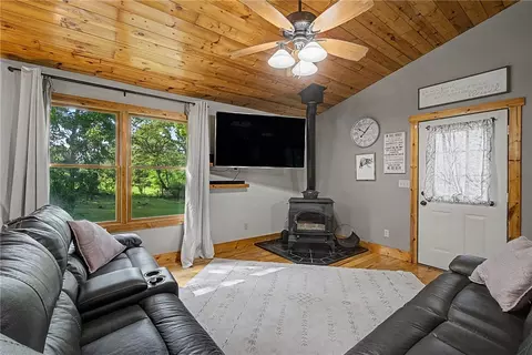 Living - 2373 Shrine Rd, Springfield, OH 45502 photo 3 of 4