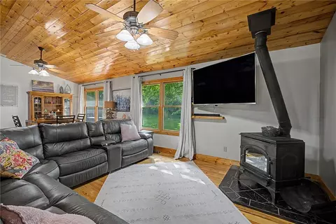Living - 2373 Shrine Rd, Springfield, OH 45502 photo 2 of 4