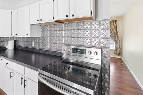 Kitchen - 98 Millard Dr, Franklin, OH 45005 photo 5 of 6