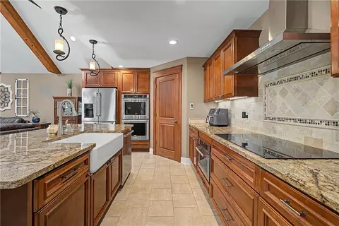 Kitchen - 439 E Route 73 Dr, Springboro, OH 45066 photo 5 of 6