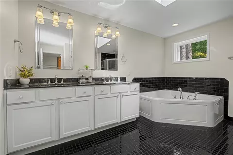 Bath - 439 E Route 73 Dr, Springboro, OH 45066 photo 6 of 6
