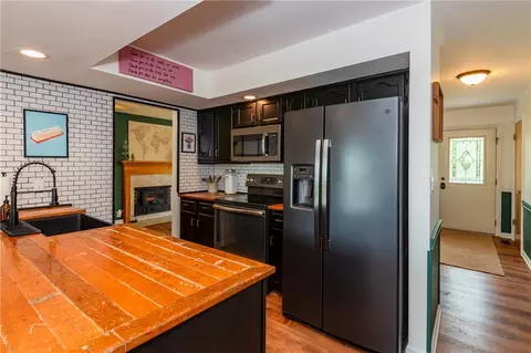 Kitchen - 2341 Shrine Rd, Springfield, OH 45502 photo 3 of 8