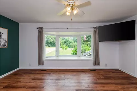 Living - 2341 Shrine Rd, Springfield, OH 45502 photo 4 of 5