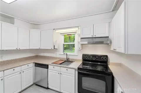 Kitchen - 2775 S Limestone St, Springfield, OH 45505 photo 2 of 3