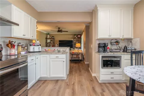 Kitchen - 2244 Manhattan Blvd, Springfield, OH 45504 photo 6 of 8