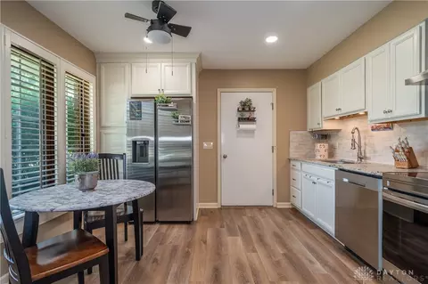Kitchen - 2244 Manhattan Blvd, Springfield, OH 45504 photo 3 of 8