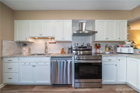 Kitchen - 2244 Manhattan Blvd, Springfield, OH 45504 photo 5 of 8