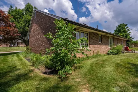 Exterior - 2244 Manhattan Blvd, Springfield, OH 45504 photo 5 of 9